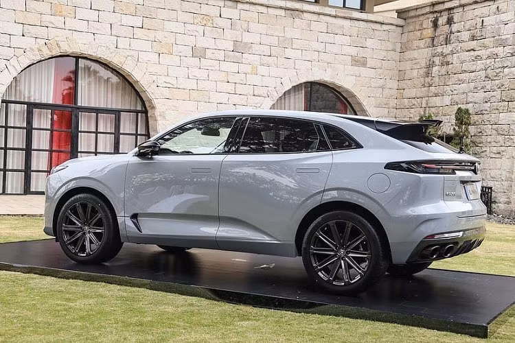 Hiện giá xe Changan UNI-K vẫn chưa được công bố. Dự đoán, mẫu SUV cỡ trung này sẽ có giá trên 180.000 Nhân dân tệ (khoảng 635 triệu đồng). Với giá bán này, UNI-K hứa hẹn sẽ trở thành mẫu SUV đắt nhất của hãng Changan. Xe sẽ được bày bán trên thị trường vào đầu năm sau như đối thủ của Hyundai Santa Fe và Toyota Kia Sorento.