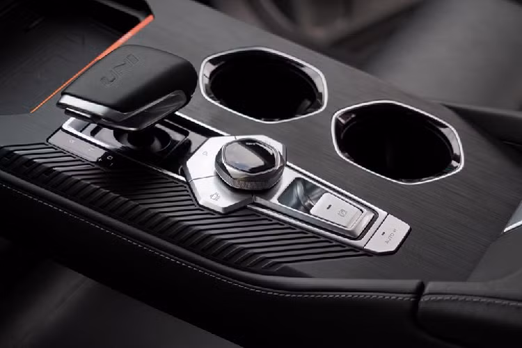 Bên ngoài, Changan Uni-K mang trên mình thiết kế khá ấn tượng, theo phong cách khoa học viễn tưởng. Trên đầu xe, mẫu SUV Trung Quốc này có lưới tản nhiệt không viền độc đáo và mắt lưới hình thoi, gợi liên tưởng đến vẩy cá. Lưới tản nhiệt này sẽ trở thành chi tiết thiết kế đặc trưng của những mẫu xe UNI trong tương lai.