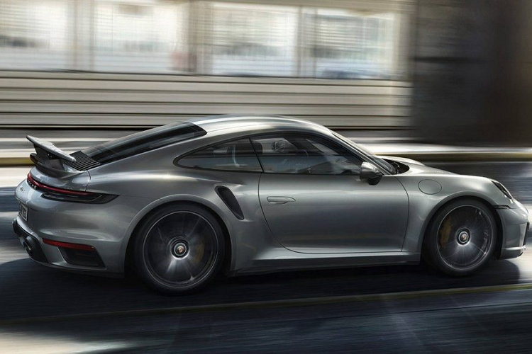 Không chỉ có ngoại hình là thứ đột phá duy nhất, khả năng vận hành của xe cũng là một điều không thể chối cãi. Vậy, vì sao mà chiếc xe này lại ấn tượng như vậy, Động cơ? Thiết kế? Hay một thứ gì khác? Để tìm hiểu về điều này, chúng ta hãy cùng nghe những chia sẻ đến từ Tiến sĩ Frank-Steffer Walliser, kỹ sư trưởng dòng siêu xe Porsche 911 mới.