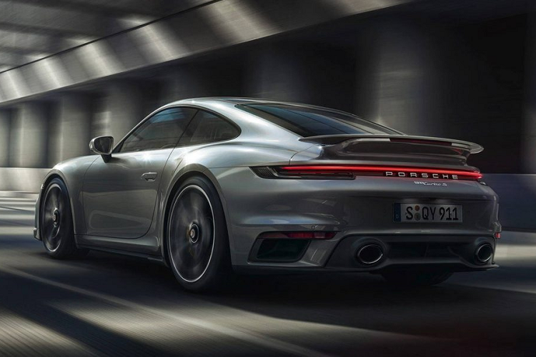 Porsche trang bị cho 992 Turbo S động cơ 3,8 lít tăng áp kép, cho công suất 640 mã lực, cao hơn đến 60 mã lực so với thế hệ trước và mô-men xoắn cực đại 800 Nm, cao hơn đến 100 Nm so với đời trước. Xe vẫn sử dụng hộp số PDK, có thời gian tăng tốc lên 100 km/h nhanh hơn 0,2 giây, lên 200 km/h nhanh hơn đến 1 giây.