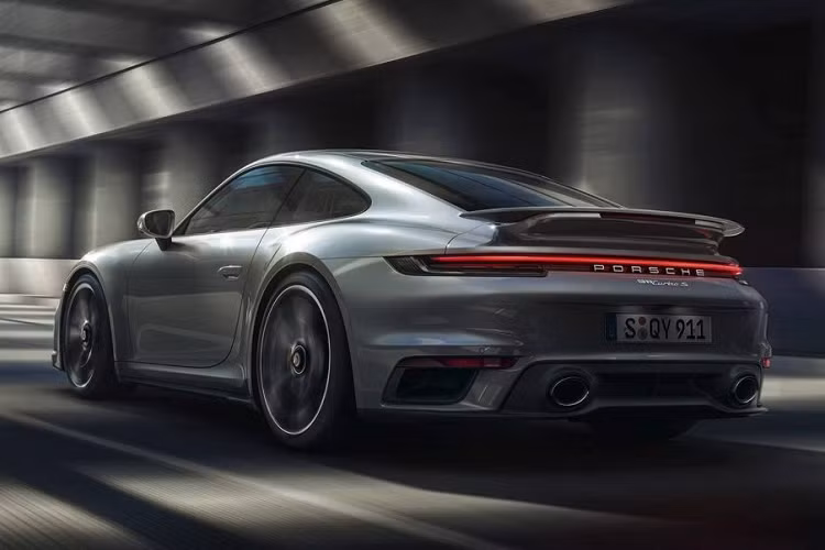 Porsche trang bị cho 992 Turbo S động cơ 3,8 lít tăng áp kép, cho công suất 640 mã lực, cao hơn đến 60 mã lực so với thế hệ trước và mô-men xoắn cực đại 800 Nm, cao hơn đến 100 Nm so với đời trước. Xe vẫn sử dụng hộp số PDK, có thời gian tăng tốc lên 100 km/h nhanh hơn 0,2 giây, lên 200 km/h nhanh hơn đến 1 giây.