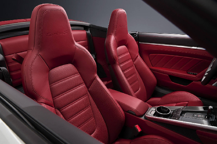 Bên cạnh đó, còn có những thay đổi chi tiết khác giữa động cơ 992 Turbo S và động cơ trên đời 991. Với động cơ của chiếc Turbo S mới, các bộ tản nhiệt tăng áp đã được đặt trên đầu động cơ, thay vì ở phía sau.