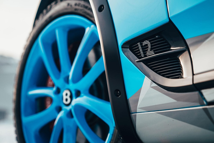 Chiếc xe đua Bentley đường băng tối thượng đã được giữ giống tối đa với xe thương mại, nhưng tất nhiên là nhà sản xuất có đưa ra những thay đổi để giúp xe đối phó với điều kiện môi trường khắc nghiệt. Những thay đổi này bao gồm nâng cao gầm xe, mở rộng vòm bánh xe để phù hợp vết bánh xe lớn hơn, bộ lốp Pirelli Scorpion, đèn hiệu suất cao Lazer, và một bộ ống xả độ được phát triển bởi Akrapovic.