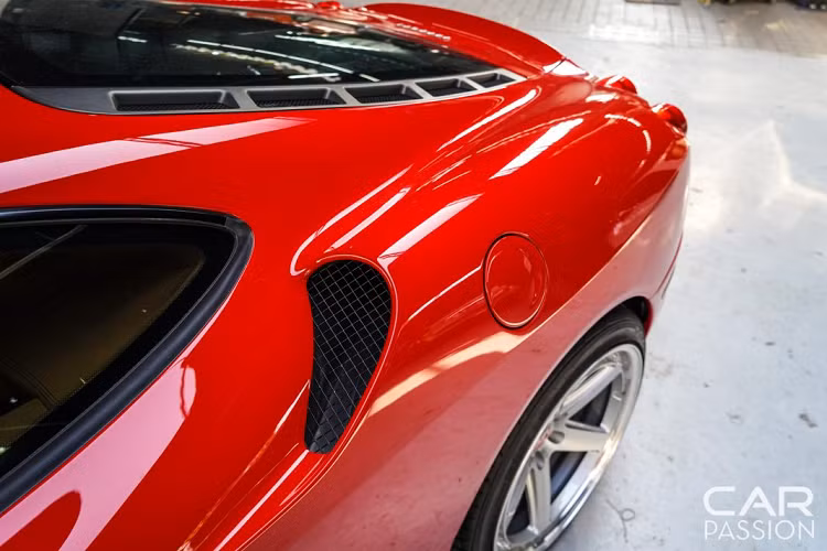 Là một mẫu xe kế nhiệm của 360, Ferrari F430 sở hữu một số điểm khác biệt rõ rệt về thiết kế ngoại thất nhằm tăng hiệu quả khí động học. Mặc dù hệ số kéo vẫn được giữ nguyên nhưng lực ép đã được tăng lên đáng kể so với mẫu 360 trước đó.