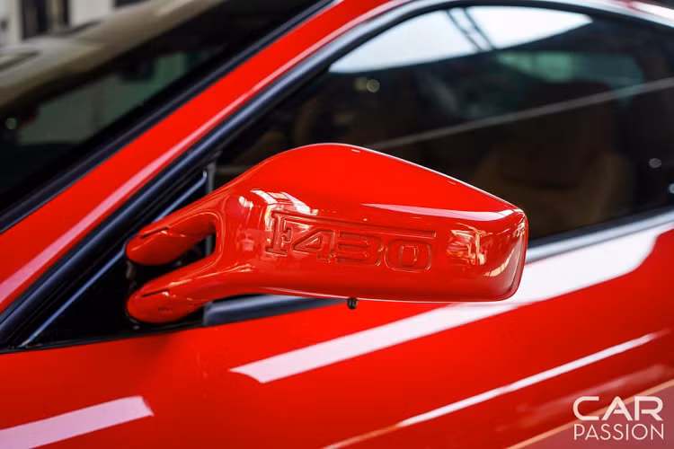 Ferrari F430 sở hữu nhiều chi tiết được lấy cảm hứng từ các mẫu xe huyền thoại của hãng. Ở phần cản trước, các chi tiết được thiết kế lại nhưng vẫn giữ lại kiểu dáng quen thuộc của 360. Phần hốc gió được thiết kế mở rộng theo dạng thoải, nhằm điều chỉnh luồng gió khi xe ở tốt độ cao.