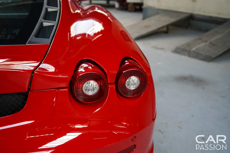 Siêu xe Ferrari F430 được ra mắt chính thức lần đầu tiên vào năm 2004 tại triển lãm ô tô quốc tế Paris Motorshow, kế thừa và phát huy những thành công mà 360 Modena đã đạt được. So với 360, F430 có thiết kế hiện đại hơn cùng đường nét có phần góc cạnh hơn cùng vài nâng cấp về động cơ.