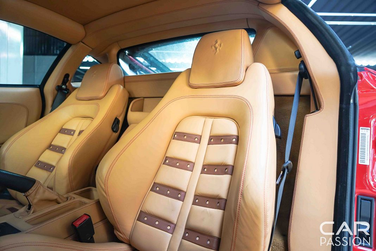 Phần thân xe không có quá nhiều sự khác biệt so với phiên bản 360 trước đó. Điểm khác biệt lớn nhất chính là các chi tiết đã được thiết kế lại góc cạnh hơn như hai hốc gió thân xe. Phần hốc gió trên được thiết kế mở rộng, nổi lên rõ rệt nhằm đưa gió vào động cơ hiệu quả hơn. Trên F430, phần gương xe cũng được thiết kế góc cạnh với logo tên xe được in trên phần gương trái.