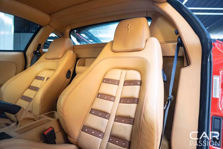 Phần thân xe không có quá nhiều sự khác biệt so với phiên bản 360 trước đó. Điểm khác biệt lớn nhất chính là các chi tiết đã được thiết kế lại góc cạnh hơn như hai hốc gió thân xe. Phần hốc gió trên được thiết kế mở rộng, nổi lên rõ rệt nhằm đưa gió vào động cơ hiệu quả hơn. Trên F430, phần gương xe cũng được thiết kế góc cạnh với logo tên xe được in trên phần gương trái.