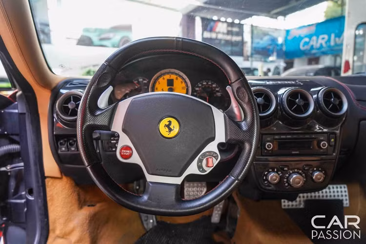 Hai hốc gió này được lấy cảm hứng từ chiếc xe đua Ferrari 156 dino shark nose – một mẫu xe đua huyền thoại của Ferrari đã chiếc thắng tại giải đua F1 vào năm 1961. Xe được thiết kế với dạng đèn chiếu sáng tối giản, không quá cầu kì.