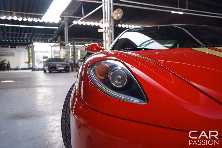 Những chiếc Ferrari với tuổi đời trên 10 năm dần trở thành những chiếc xe đắt giá. Đi kèm với đó chính là tin vui khi thương hiệu Ferrari chính thức mở đại lý sửa chữa tại Việt Nam, những người chơi Ferrari tại Việt Nam lại thêm yên tâm khi những chiếc xe của mình sẽ được “chăm sóc” một cách kỹ lưỡng, cẩn thận.