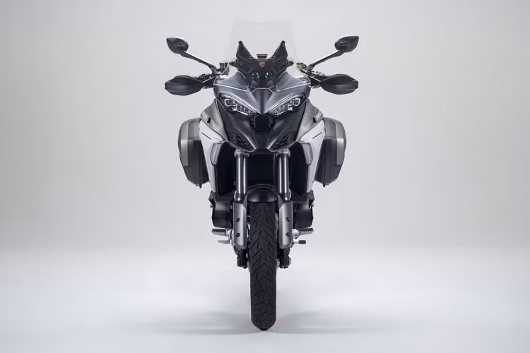 Đối với Mutistrada V4S, các tùy chọn màu sắc là Ducati Red và Aviator Grey và đi kèm với kẹp phanh Brembo Stilema bốn piston tiêu chuẩn. Mức độ trang bị được nâng lên một bậc với hệ thống treo điện tử Marzocchi Ducati Skyhook với nhiều công nghệ như cân bằng tự động, kiểm soát lực xe, đèn LED vào cua, khởi động không cần chìa khóa, phát hiện điểm mù và kiểm soát hành trình.