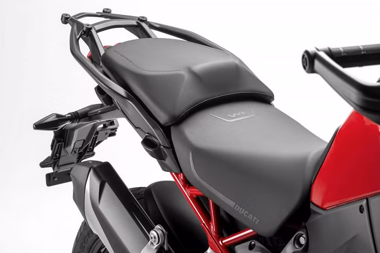 Thân xe có thêm điểm nhấn từ chi tiết hốc thoát nhiệt của hệ thống làm mát và cánh lướt gió giống mẫu superbike Ducati Panigale V4.