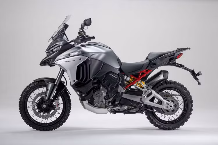 Có bốn chế độ lái được liệt kê cho Multistrada V4 gồm Sport, Touring, Urban và Enduro. Ở chế độ Thể thao, người lái nhận được tất cả 170 mã lực và đối với Multistrada V4, hệ thống treo được tự động đặt ở chế độ Thể thao, với kiểm soát lực kéo và phanh ABS ở cấp độ 2.