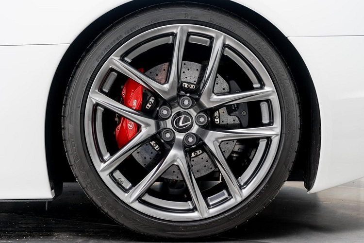 LFA của Hilton được trang bị bộ mâm 5 chấu kép mang màu nòng súng với kích thước 20 inch cùng cùm phanh màu đỏ, vô lăng bằng sợi carbon và da, trang trí nội thất bằng sợi carbon, thảm màu xanh, trần bọc da Alcantara. Ngoài ra, xe còn được trang bị hệ thống âm thanh Mark Levinson.