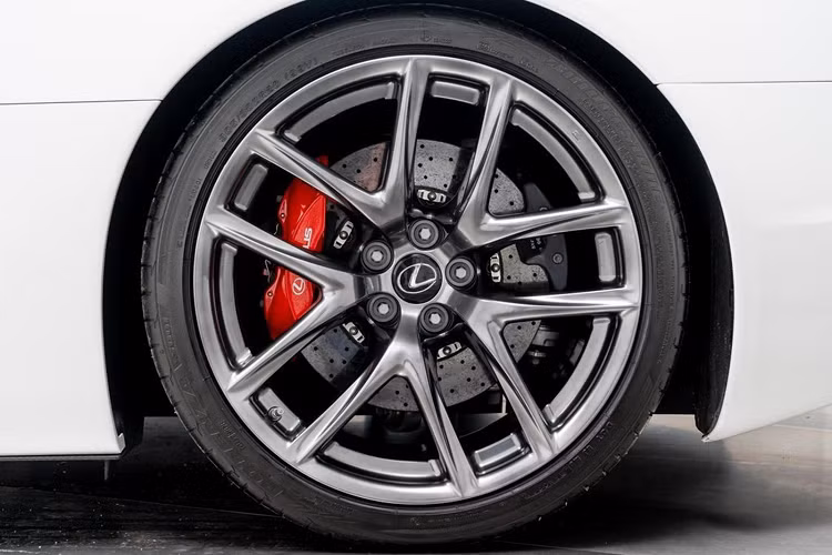 LFA của Hilton được trang bị bộ mâm 5 chấu kép mang màu nòng súng với kích thước 20 inch cùng cùm phanh màu đỏ, vô lăng bằng sợi carbon và da, trang trí nội thất bằng sợi carbon, thảm màu xanh, trần bọc da Alcantara. Ngoài ra, xe còn được trang bị hệ thống âm thanh Mark Levinson.