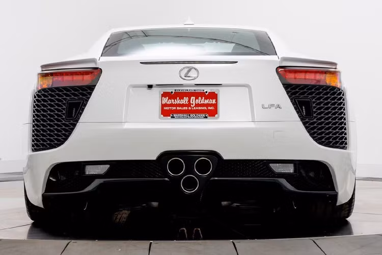 Chiếc Lexus LFA của Paris Hilton mang màu sơn ngoại thất trắng ngọc – một màu sắc phổ biến mang tính biểu tượng trên những chiếc LFA. Tuy nhiên, LFA của Paris Hilton sở hữu một khoang nội thất với phối màu hiện đại cũng như có phần mới mẻ so với những chiếc LFA khác. Xe sở hữu khoang nội thất với hai màu trắng – xanh đầy hiện đại và hấp dẫn.