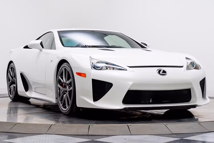 Mặc dù đã ngừng sản xuất từ năm 2012, nhưng vẫn có một số chiếc Lexus LFA mới đang được rao bán ở Mỹ.