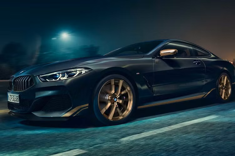 Thân xe có thể sơn màu kim loại đen Sapphire Black hoặc màu kim loại Frozen Black. Thiết kế BMW Individual bổ sung thêm đường viền nổi High Gloss Shadow Line cùng kẹp phanh màu đen của hệ thống phanh thể thao M.