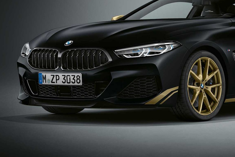 Các chi tiết này kéo dài gần như quanh xe, từ mặt trước kéo qua cánh gió bên và kết thúc ở phần đuôi xe. Cụm gương, la-zăng và đường viền cánh gió sau cũng được sơn màu gold. Bộ mâm hợp kim M 20 inch chấu kép và cánh gió sau M là trang bị dành riêng cho Series Coupe.