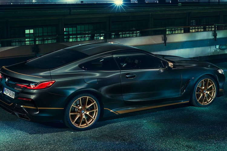 Điểm thu hút nhất của bản BMW 8-Series Golden Thunder Edition chính là các chi tiết trang trí màu gold áp dụng cho mẫu xe lớn nhất không thuộc dòng SAV của BMW.