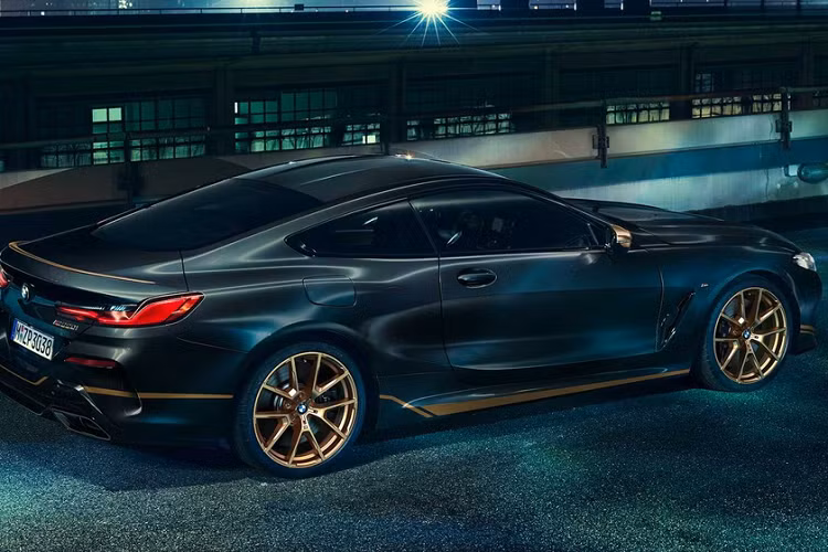 Điểm thu hút nhất của bản BMW 8-Series Golden Thunder Edition chính là các chi tiết trang trí màu gold áp dụng cho mẫu xe lớn nhất không thuộc dòng SAV của BMW.
