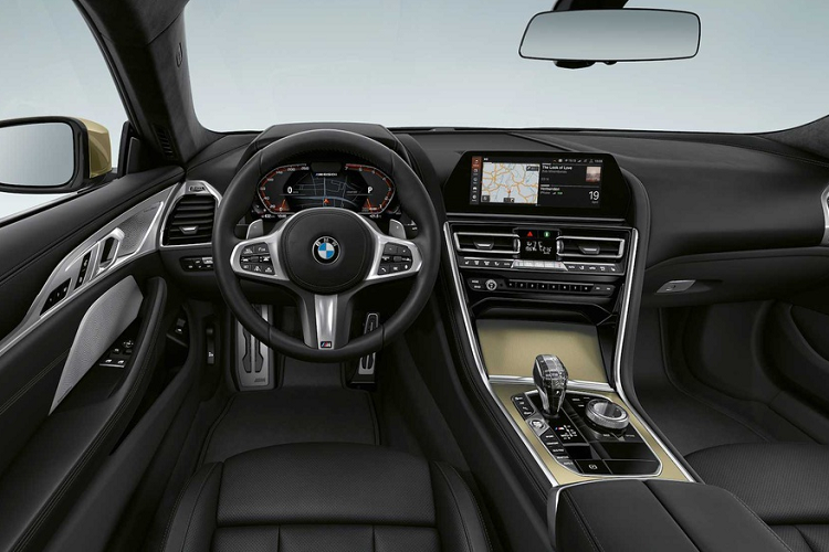 Khoang lái BMW 8-Series Golden Thunder Edition được bọc da đen Merino với đặc điểm riêng của bản đặc biệt. Bản Coupe và Gran Coupe bọc da Alcantara Anthracite cho phần mái, nội thất màu Aluminium Mesh Effect Gold.