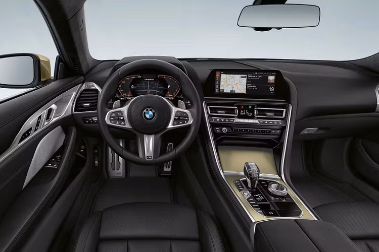 Khoang lái BMW 8-Series Golden Thunder Edition được bọc da đen Merino với đặc điểm riêng của bản đặc biệt. Bản Coupe và Gran Coupe bọc da Alcantara Anthracite cho phần mái, nội thất màu Aluminium Mesh Effect Gold.