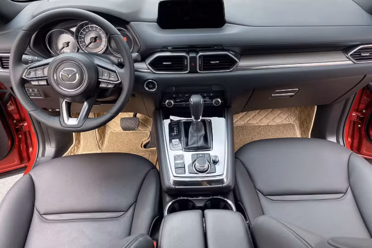 Hiện tại xe CX-8 đang được giảm phí trược bạ nên cũng tác động tới giá xe cũ, chính vì thế chủ xe này đã phải bán lại xe với giá 1,19 tỷ đồng, chấp nhận chịu “lỗ” khá nhiều để bán lại xe dù mới lăn bánh chưa tới 2.000 km.