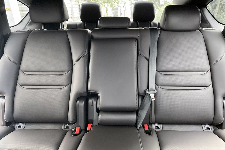 Mazda CX-8 2.5L Premium AWD chính là phiên bản cao cấp nhất trong 4 phiên bản hiện tại của dòng CX-8. Điểm nổi bật của Mazda CX-8 2.5L Premium AWD chính là trang bị tiện nghi và hỗ trợ lái, bên cạnh hệ dẫn động bốn bánh toàn thời gian (AWD).