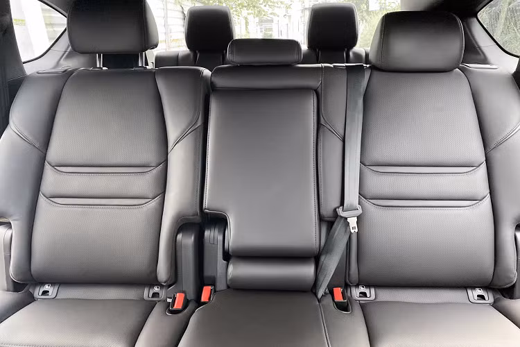 Mazda CX-8 2.5L Premium AWD chính là phiên bản cao cấp nhất trong 4 phiên bản hiện tại của dòng CX-8. Điểm nổi bật của Mazda CX-8 2.5L Premium AWD chính là trang bị tiện nghi và hỗ trợ lái, bên cạnh hệ dẫn động bốn bánh toàn thời gian (AWD).