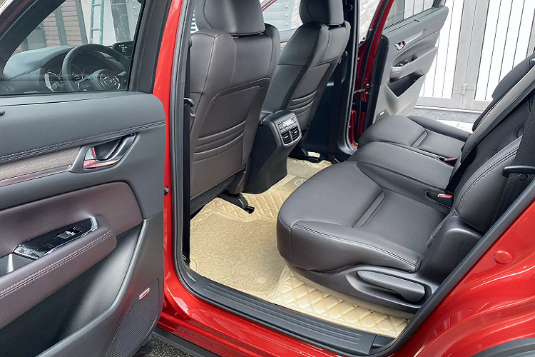 Bên cạnh nội thất CX-8 được bọc da Nappa và ốp gỗ cao cấp, trang bị màn hình cảm ứng trung tâm 7 inch sử dụng hệ thống Mazda Connect, hỗ trợ kết nối điện thoại thông minh Apple Carplay &amp; Android Auto. Màn hình hiển thị thông tin trên kính lái (ADD), 10 loa Bose. Hàng ghế trước chỉnh điện (nhớ vị trí ghế lái), sưởi hàng ghế trước và ghế sau… 