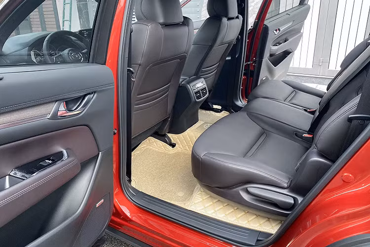 Bên cạnh nội thất CX-8 được bọc da Nappa và ốp gỗ cao cấp, trang bị màn hình cảm ứng trung tâm 7 inch sử dụng hệ thống Mazda Connect, hỗ trợ kết nối điện thoại thông minh Apple Carplay &amp; Android Auto. Màn hình hiển thị thông tin trên kính lái (ADD), 10 loa Bose. Hàng ghế trước chỉnh điện (nhớ vị trí ghế lái), sưởi hàng ghế trước và ghế sau… 