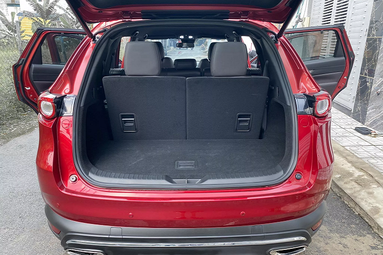 Tương tự đàn em CX-5, Mazda CX-8 cũng được trang bị hệ thống an toàn Mazda i-Activsense bao gồm: Cảnh báo điểm mù (BSM), cảnh báo phương tiện cắt ngang khi lùi (RCTA), cảnh báo chệch làn đường (LDW), hỗ trợ giữ làn đường (LAS), điều khiển hành trình tích hợp radar (MRCC), hỗ trợ phanh thông minh (SBS), tính năng nhận diện người đi bộ (FDD)…