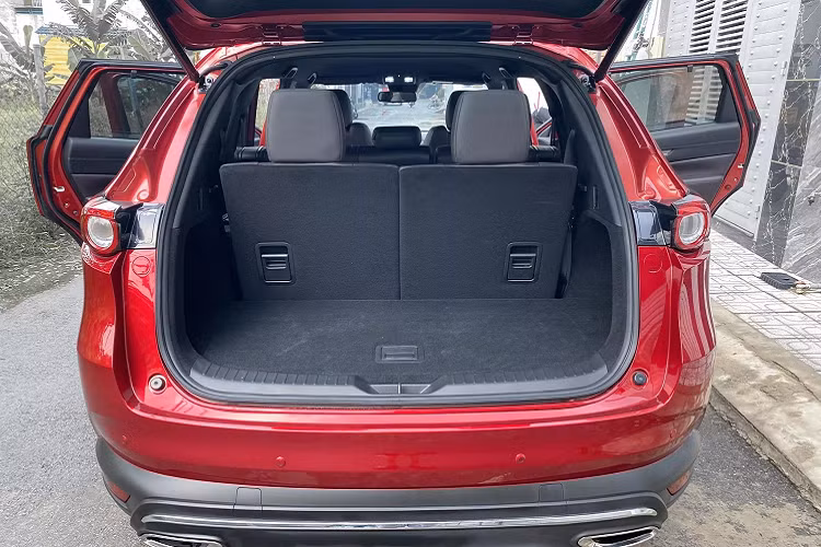 Tương tự đàn em CX-5, Mazda CX-8 cũng được trang bị hệ thống an toàn Mazda i-Activsense bao gồm: Cảnh báo điểm mù (BSM), cảnh báo phương tiện cắt ngang khi lùi (RCTA), cảnh báo chệch làn đường (LDW), hỗ trợ giữ làn đường (LAS), điều khiển hành trình tích hợp radar (MRCC), hỗ trợ phanh thông minh (SBS), tính năng nhận diện người đi bộ (FDD)…