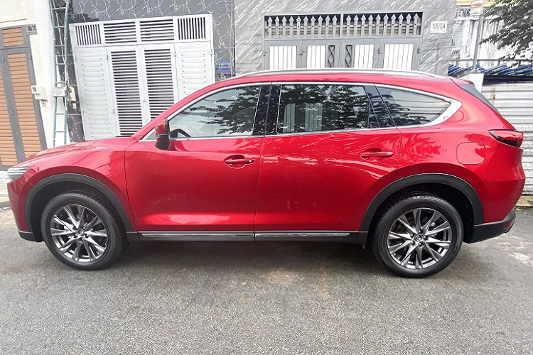 Tại thị trường Việt Nam, Mazda CX-8 là một lựa chọn lý tưởng dành cho khách hàng khi quan tâm xe CUV 7 chỗ, đề cao nội thất rộng rãi để phục vụ cho gia đình. Hiện tại, Mazda CX-8 có giá bán khá cạnh tranh với mức giá bán khởi điểm chỉ từ 999 triệu đồng.