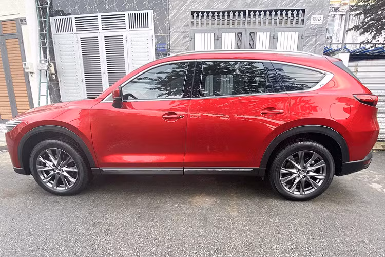 Tại thị trường Việt Nam, Mazda CX-8 là một lựa chọn lý tưởng dành cho khách hàng khi quan tâm xe CUV 7 chỗ, đề cao nội thất rộng rãi để phục vụ cho gia đình. Hiện tại, Mazda CX-8 có giá bán khá cạnh tranh với mức giá bán khởi điểm chỉ từ 999 triệu đồng.