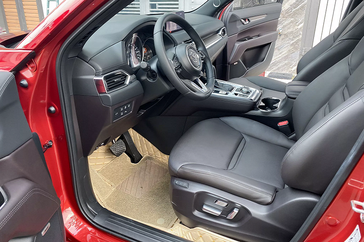 Không rõ lý do vì sao chủ nhân chiếc CX-8 này lại bán xe và chấp nhận mất gần 300 triệu đồng. Tuy nhiên, với những khách hàng có ý định mua Mazda CX-8 bản full options thì đây là một chiếc xe “lướt” có mức giá bán lại khá hợp lý. Thay vì mua xe mới, người mua sẽ tiết kiệm được một khoản chi phí kha khá. Dẫu vậy, không phải ai cũng chấp nhận bỏ qua cái cảm giác vui vẻ khi đến đại lý nhận xe hay “thưởng thức” mùi xe mới. 