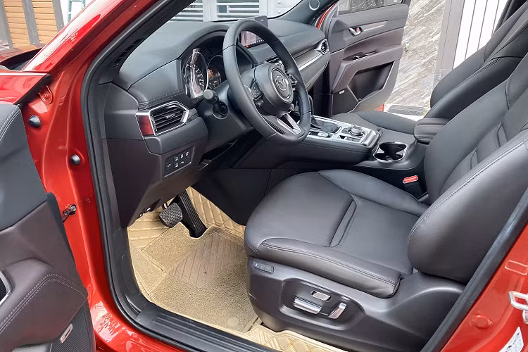 Không rõ lý do vì sao chủ nhân chiếc CX-8 này lại bán xe và chấp nhận mất gần 300 triệu đồng. Tuy nhiên, với những khách hàng có ý định mua Mazda CX-8 bản full options thì đây là một chiếc xe “lướt” có mức giá bán lại khá hợp lý. Thay vì mua xe mới, người mua sẽ tiết kiệm được một khoản chi phí kha khá. Dẫu vậy, không phải ai cũng chấp nhận bỏ qua cái cảm giác vui vẻ khi đến đại lý nhận xe hay “thưởng thức” mùi xe mới. 