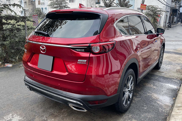 Hiện tại, Mazda CX-8 bản full có giá niêm yết 1,259 tỷ đồng. Người mua còn phải chi thêm khoảng gần 200 triệu đồng để lăn bánh xe (với 10% phí trước bạ trước đây) và khoảng 100 triệu đồng (với 5% phí trước bạ hiện nay đến hết 31/12).