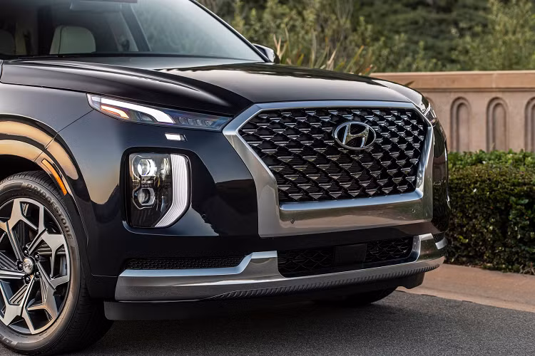 Bản Hyundai Palisade Calligraphy 2021 mới, xe sở hữu lưới tản nhiệt kiểu mới với nan lưới dạng tam giác ghép. Bộ mâm độc quyền 20 inch, tấm chắn gầm giả bạc và các các chi tiết ốp nhựa trước đây của xe đã được sơn lại cùng màu thân xe. Nhiều chi tiết trang trí mạ chrome sáng bóng. Đèn tín hiệu độc quyền và đèn phanh LED siêu rộng.