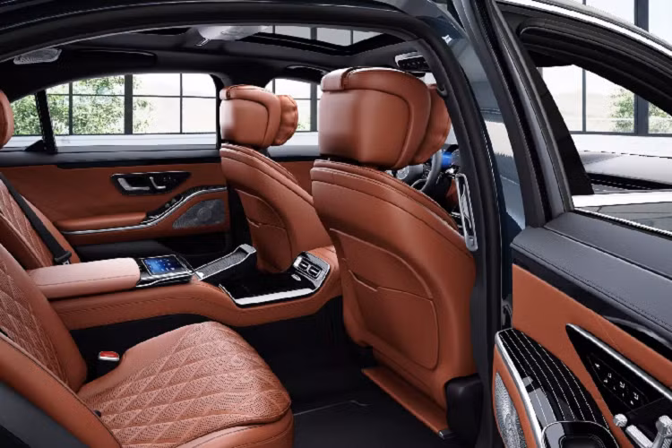 Một số option chính của chiếc này như sau: Lựa chọn phiên bản 4 chỗ ngồi và có 2 bàn làm việc như Maybach; Đèn xe tiêu chuẩn là Multibeam và chọn thêm là đèn DigitalLight; Ngoại thất là chọn bản tiêu chuẩn, không chọn gói ngoại thất AMG Line; Hệ thống âm thanh chọn Burmester Hi-End 4D có giá khá đắt ( bản trước đây Hi-end 3D chỉ có khoảng 5k Euro).