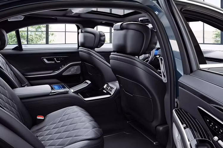 Độ tuổi sử dụng của S-Class cũng ngày càng trẻ đi và thống kê cũng ở khoảng 40 tuổi cho nên việc đưa quá nhiều công nghệ hiện đại vào chiếc xe này cũng có lý do chứ không phải chỉ phục vụ cho người ở hàng ghế phía sau.