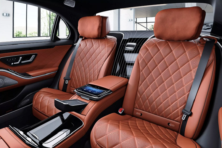 Ngoại thất và nội thất khi ra mắt có quá nhiều tranh cãi với bản cũ, điều này nhớ lại các dòng GLK, C, E trước đó cũng có nhiều khách hàng thích bản cũ và quay sang mua những xe này. Thực tế thống kê cho thấy các dòng xe mới luôn luôn có doanh số cao hơn bản cũ và đó cũng là lý do tại sao Mercedes-Benz 3 năm liên tục có doanh số đứng số 1 thế giới ở mãng xe sang.