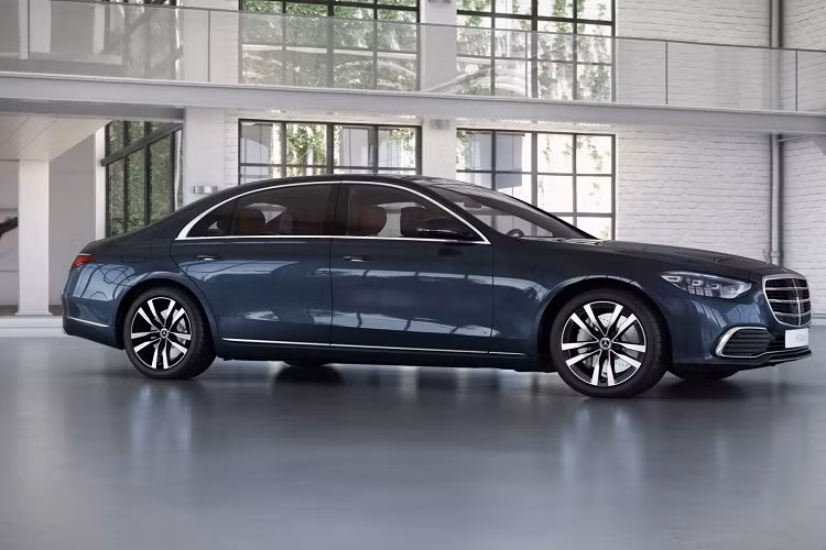 Chiếc Mercedes-Benz S-Class S 500 4Matic mới sau khi build thì lên đến 150.000 Euro dựa trên 1 bản tiêu chuẩn giá 119.000 Euro ( tại Đức thì thuế VAT 19%)