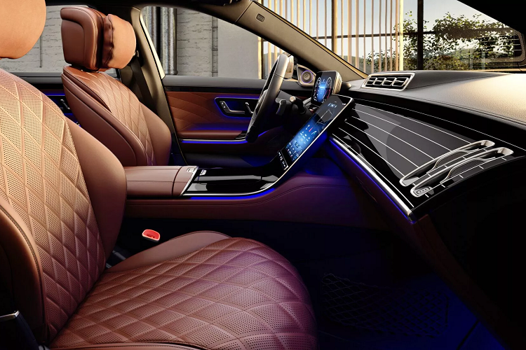 Người viết thử build 1 chiếc S 500 4Matic dựa trên hàng loạt các option và không thể chọn hết các option mà dân mình hay gọi là "full tới nóc" vì như thế chiếc xe sẽ đắt gấp đôi giá bản base ( tiêu chuẩn), khi đó giá sẽ cao hơn 1 chiếc Maybach S 500 hiện nay.