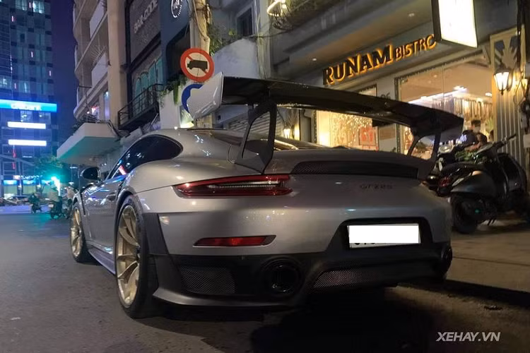 "Trái tim" của Porsche 911 GT2 RS là khối động cơ tăng áp kép Boxer 3.8L 6 xi-lanh, sản sinh công suất 700 mã lực và mô-men xoắn cực đại 750Nm cho khả năng tăng tốc 0 – 100 km/h trong 2,8 giây trước khi cán tốc độ tối 340 km/h.