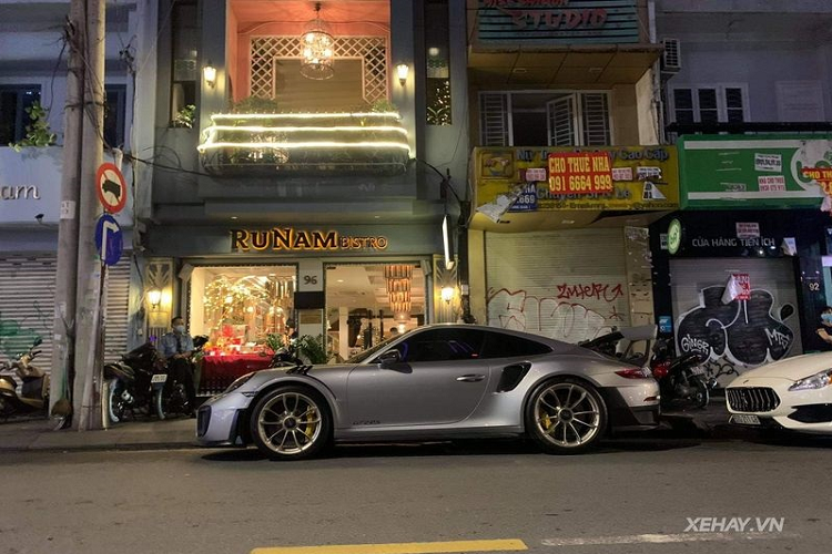 Đây là một trong hai chiếc siêu xe Porsche 911 GT2 RS màu bạc đầu tiên về nước, chiếc còn lại đã thuộc về gara của ông Đặng Lê Nguyên Vũ và không có gói tùy chọn Weissach Package như chiếc trong bài này.