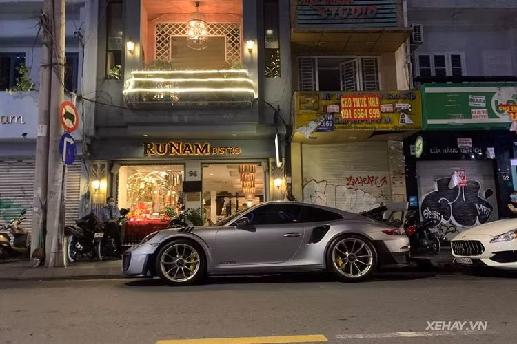 Đây là một trong hai chiếc siêu xe Porsche 911 GT2 RS màu bạc đầu tiên về nước, chiếc còn lại đã thuộc về gara của ông Đặng Lê Nguyên Vũ và không có gói tùy chọn Weissach Package như chiếc trong bài này.