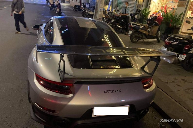 Bên cạnh đó, diện mạo của Porsche 911 GT2 RS hàng hiếm còn nổi bật hơn với bộ la-zăng thể thao được phủ màu vàng trắng satin White Gold Metallic kích thước bánh trước 20 inch và 21 inch ở bánh sau.