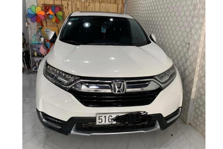 Dạo một vòng thị trường xe cũ để tìm hiểu giá xe Honda CR-V thế hệ mới, CR-V đời 2018 đang được chào bán rộng rãi với mức giá từ 920 – 1,030 tỷ đồng phụ thuộc vào phiên bản (L và G cao cấp) đi kèm với ODO đã lăn bánh. Trong đó phiên bản CR-V “E” thấp nhất cũng có giá khoảng loanh quanh ở mức 850 - 870 triệu đồng.
